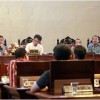 Parapedagang pasar tradisional saat audiensi terkait keberadaan pasar modern.